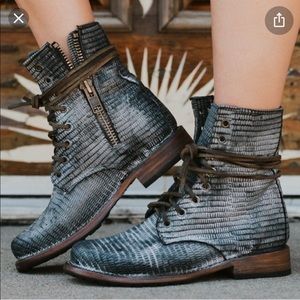 Freebird Boots Manchester Blue Snake size 9